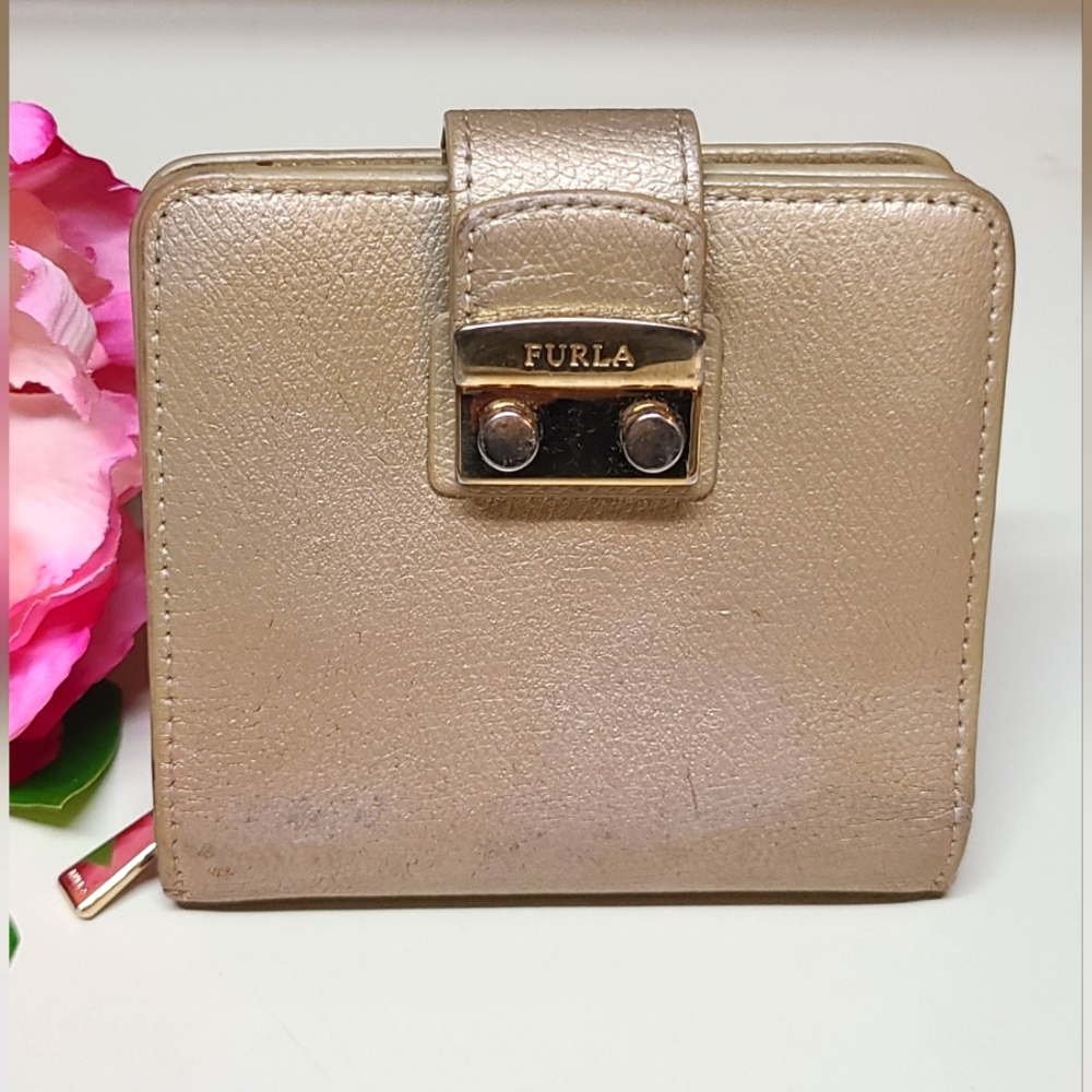 Furla Compact Wallet Metropolis Sabbia Leather Pre-loved 4" x 4.5" x 1"